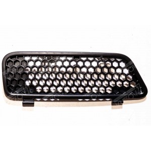 РЕШЕТКА РАДИАТОРА В КАПОТ (ПРАВАЯ) ЧЕРНАЯ